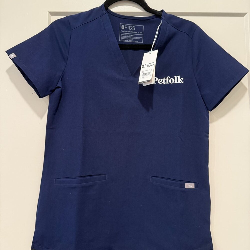 FIGS Women’s Casma Three-Pocket Scrub Top Navy XS Petfolk Logo NWT‎
